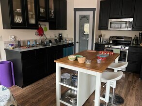 1248 NW Elgin Ave, Unit #1 in Bend, OR - Foto de edificio - Building Photo