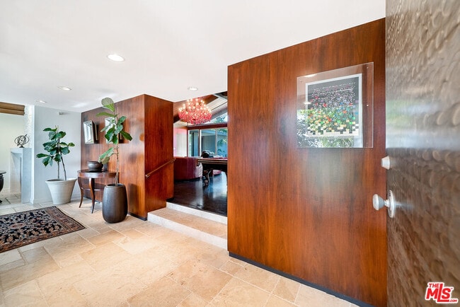 11508 Thurston Cir in Los Angeles, CA - Building Photo - Building Photo