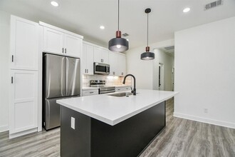 9734 Pelsey St in Houston, TX - Foto de edificio - Building Photo