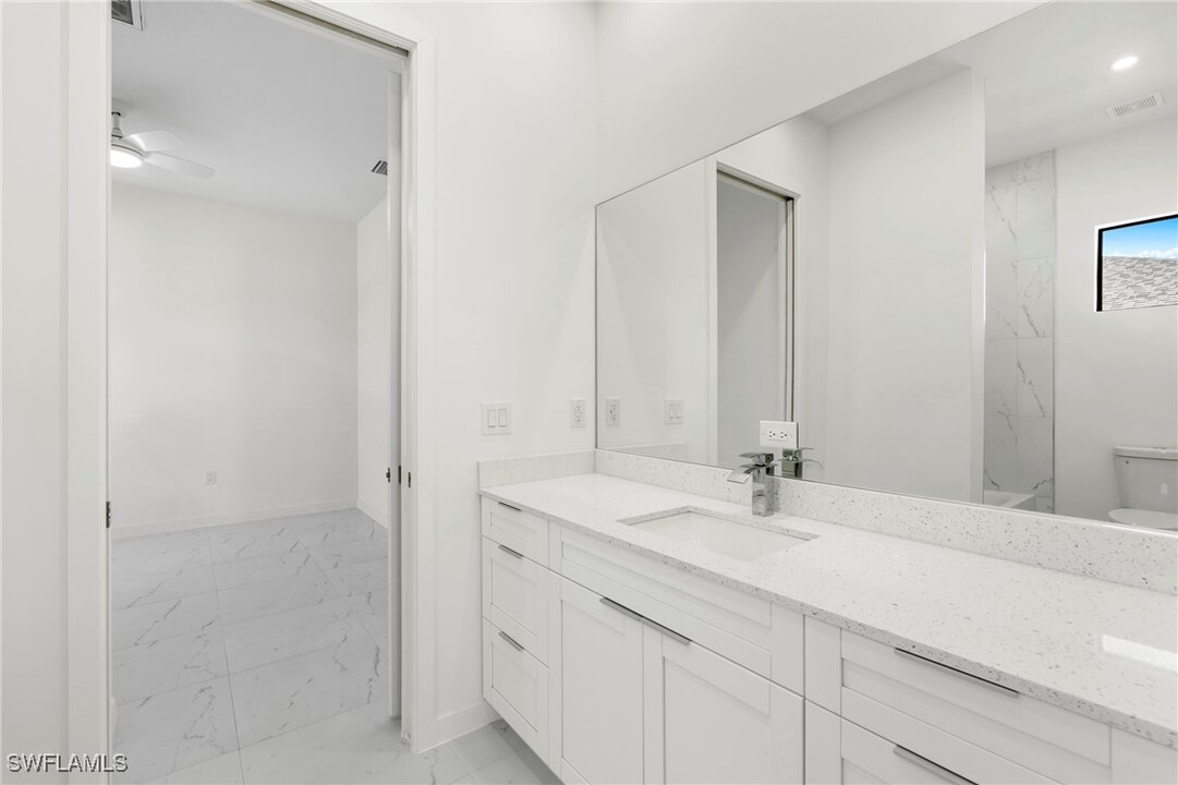 3927 NW 38th St in Cape Coral, FL - Foto de edificio