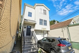87 Cottage St in Bayonne, NJ - Building Photo