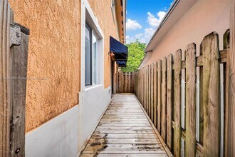 2814 SW 27th St in Miami, FL - Building Photo - Building Photo