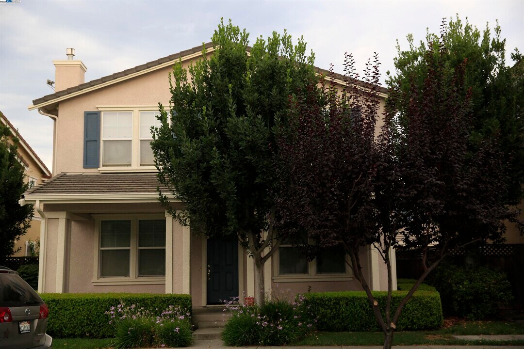 1516 Whispering Oaks Way in Pleasanton, CA - Building Photo