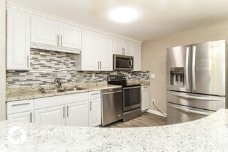 2091 Luana Dr E in Jacksonville, FL - Foto de edificio - Building Photo