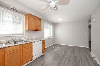 4905 Donovan Dr in Garfield Heights, OH - Building Photo - Building Photo