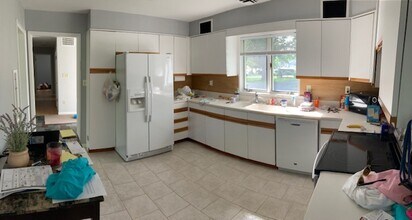 136 Briarheath Ln in Clark, NJ - Foto de edificio - Building Photo