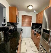 1325 W 68th St in Hialeah, FL - Foto de edificio - Building Photo