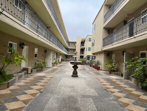 11646 Chenault St, Unit 12 in Los Angeles, CA - Foto de edificio - Building Photo