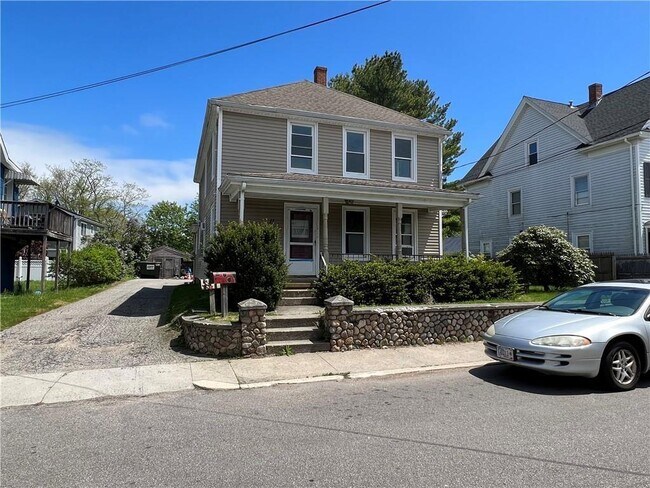 11 Pond St in Westerly, RI - Building Photo - Building Photo