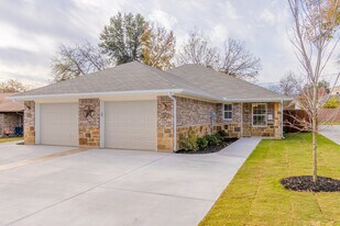 617 NW Renfro St in Burleson, TX - Building Photo