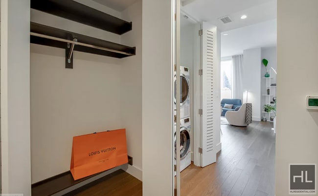 East 44th Street, Unit 22C in New York, NY - Foto de edificio - Building Photo