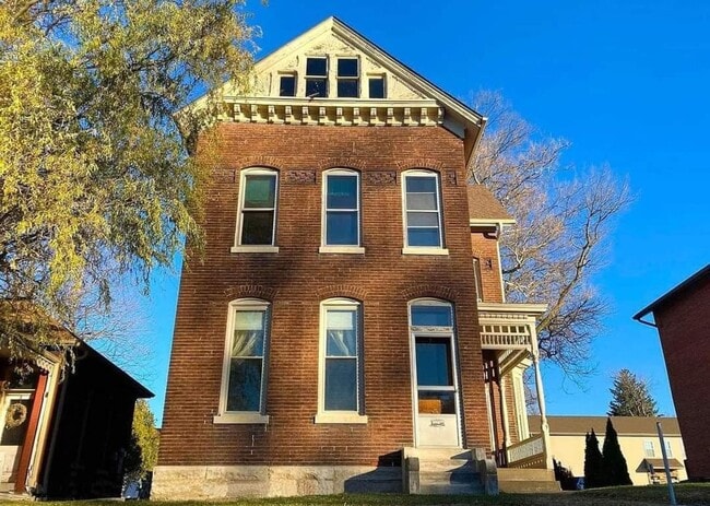 property at 319 S 8th St