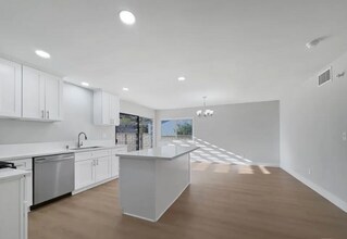 25443 Vía Labrada in Santa Clarita, CA - Foto de edificio - Building Photo