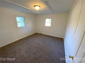 517 W Henry St in Belmont, NC - Building Photo