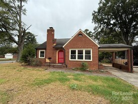 730 E Iredell Ave in Mooresville, NC - Building Photo