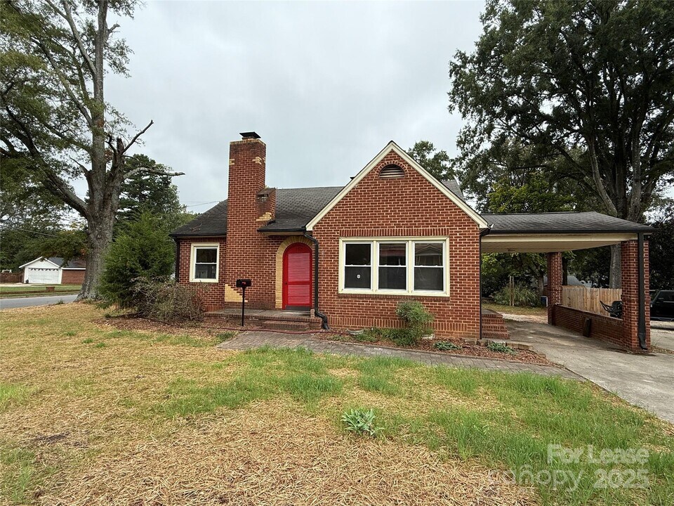 730 E Iredell Ave in Mooresville, NC - Building Photo