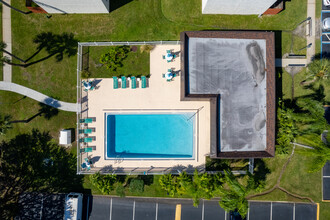 Ridgewood Club Condominiums in Melbourne, FL - Foto de edificio - Building Photo