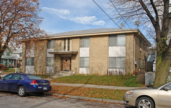 1004 E Pleasant St in Milwaukee, WI - Building Photo - Building Photo