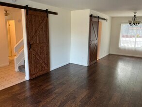 22353 Welby Way in Woodland Hills, CA - Foto de edificio - Building Photo