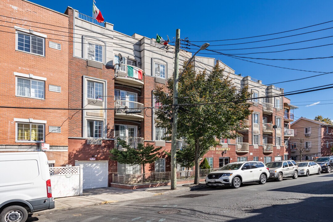 3727 107th St in Corona, NY - Building Photo