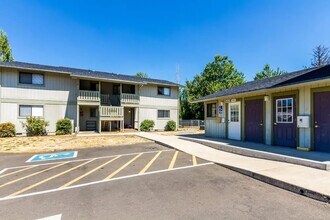 1051 E Central Ave in Sutherlin, OR - Building Photo - Building Photo