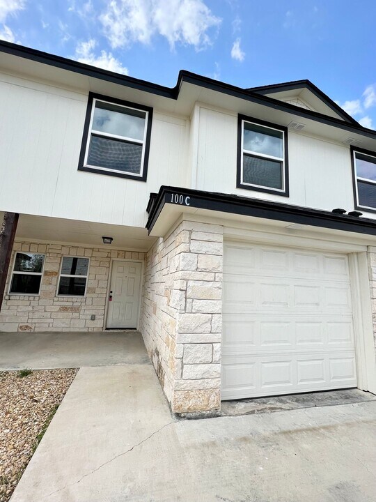 100 Sandstone Dr in Jarrell, TX - Building Photo