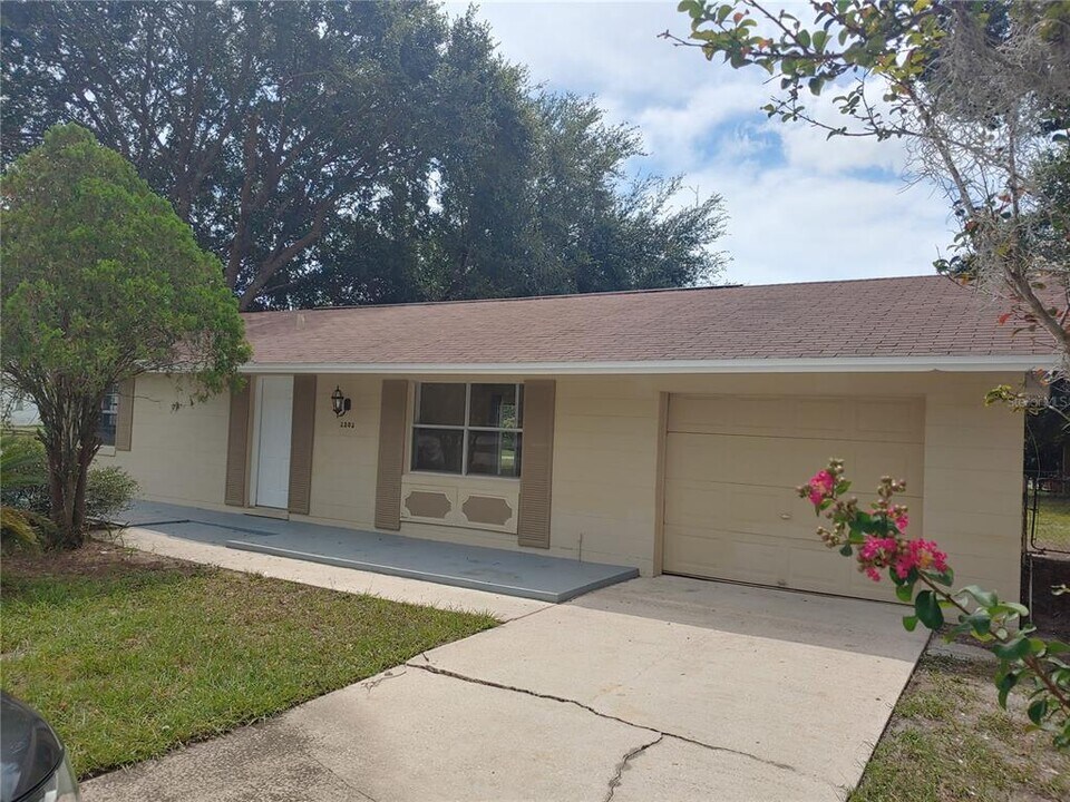 2202 Danforth Ave in Deltona, FL - Building Photo