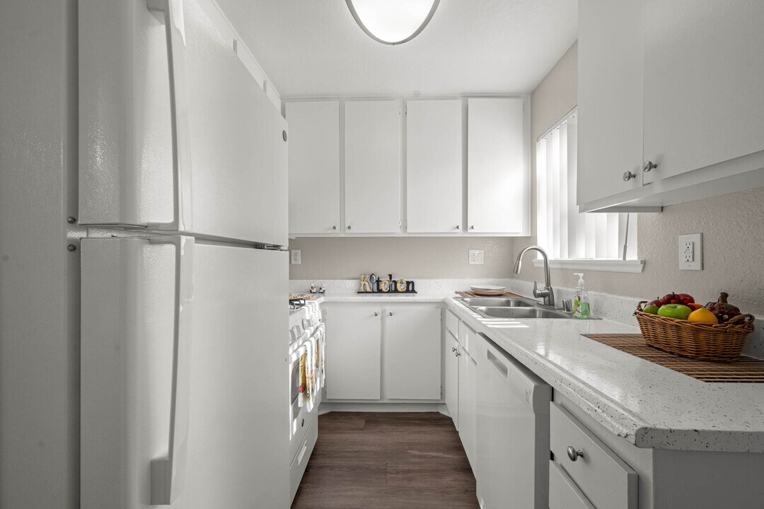 Woodlands West Townhomes in Lancaster, CA - Building Photo