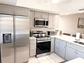 5027 SW 16th Pl in Cape Coral, FL - Foto de edificio - Building Photo