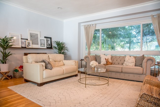 13306 Magnolia Blvd in Sherman Oaks, CA - Foto de edificio - Building Photo