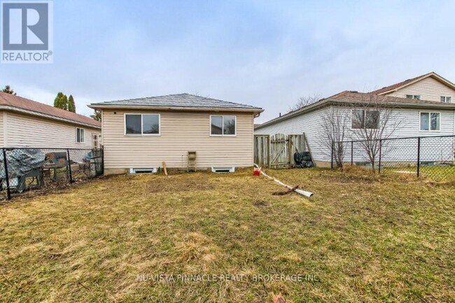 382 Fleming Dr in London, ON - Building Photo - Building Photo