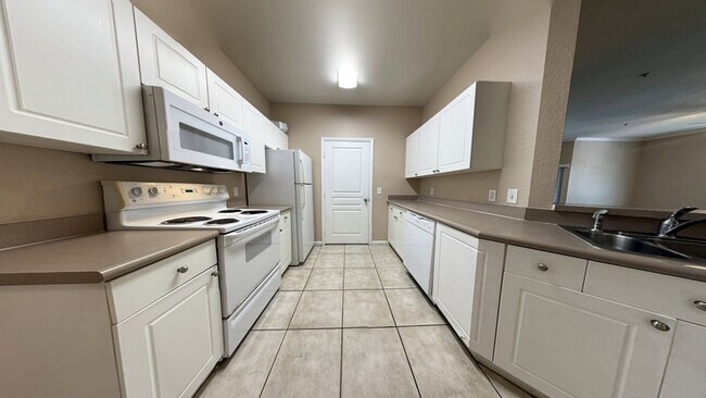 9301 Crescent Loop Cir in Tampa, FL - Building Photo - Building Photo