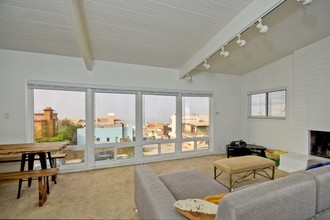 6 Ocean View Units-Manhattan Beach in Manhattan Beach, CA - Foto de edificio - Building Photo