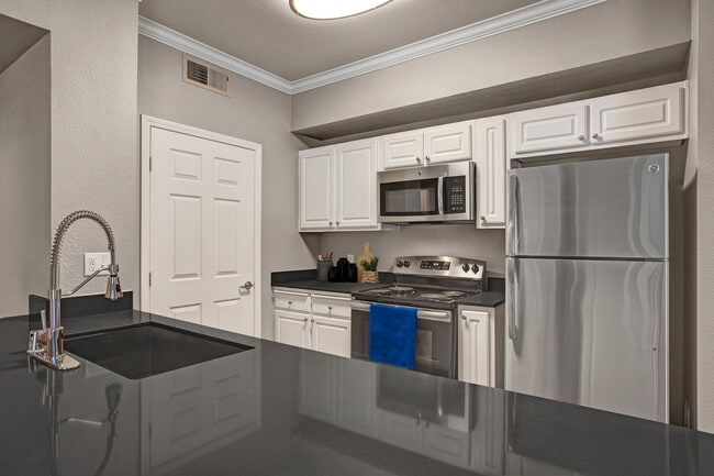 Broadleaf Apartments in Sacramento, CA - Foto de edificio - Building Photo