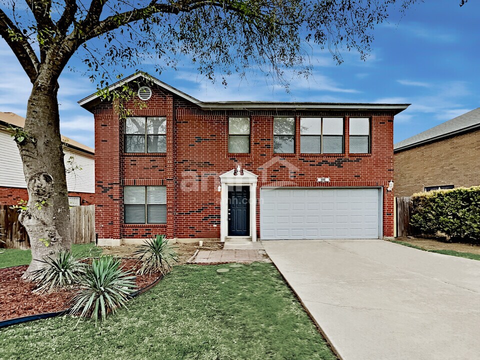 8010 Manderly Pl in Converse, TX - Building Photo