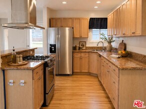 17345 Hamlin St in Los Angeles, CA - Building Photo - Building Photo