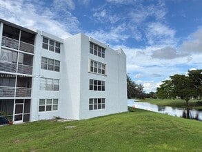 9441 Live Oak Pl in Davie, FL - Building Photo - Building Photo