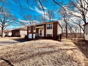 2600 NW Castle Dr in Blue Springs, MO - Building Photo - Building Photo