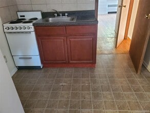 8 Midwood Pl in Glen Cove, NY - Building Photo - Building Photo