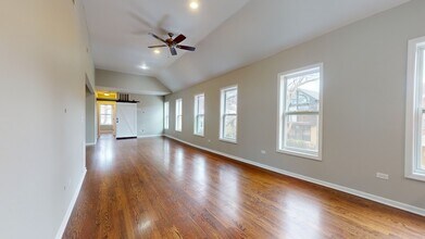 2101 W Fletcher St, Unit 3 in Chicago, IL - Foto de edificio - Building Photo