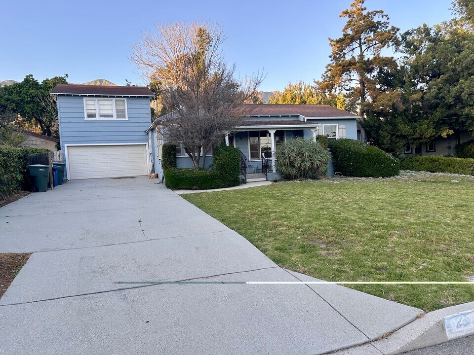 25 Lowell Ave in Sierra Madre, CA - Building Photo