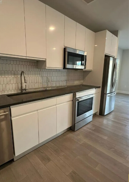 160 Liverpool St in Boston, MA - Building Photo
