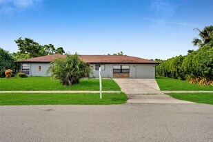 1321 Frizzell Ln NW in Port Charlotte, FL - Building Photo