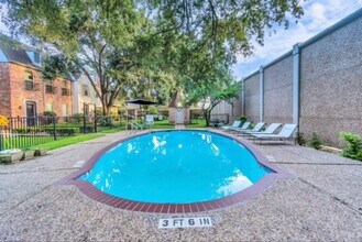 530 N Post Oak Ln in Houston, TX - Building Photo - Building Photo