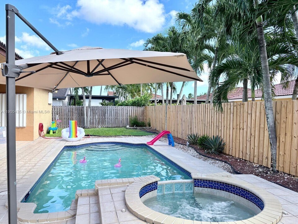 15234 SW 140th St in Miami, FL - Foto de edificio