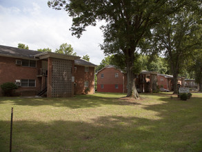 Colonial Estates in Winston-Salem, NC - Building Photo - Building Photo