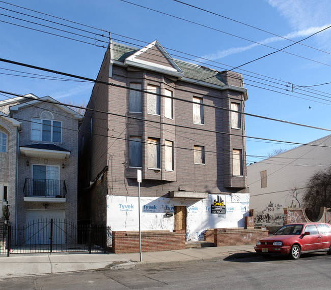 131 Highland Ave in Newark, NJ - Foto de edificio - Building Photo