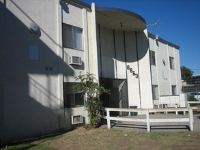 Darby Palace in Reseda, CA - Foto de edificio - Building Photo