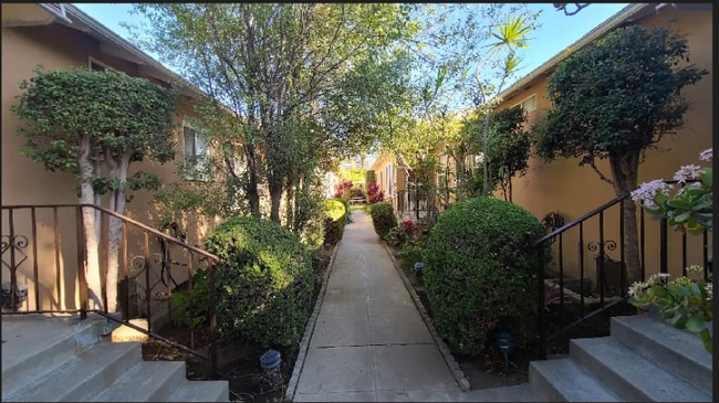 2226 S Carmelina Ave in Los Angeles, CA - Building Photo - Building Photo