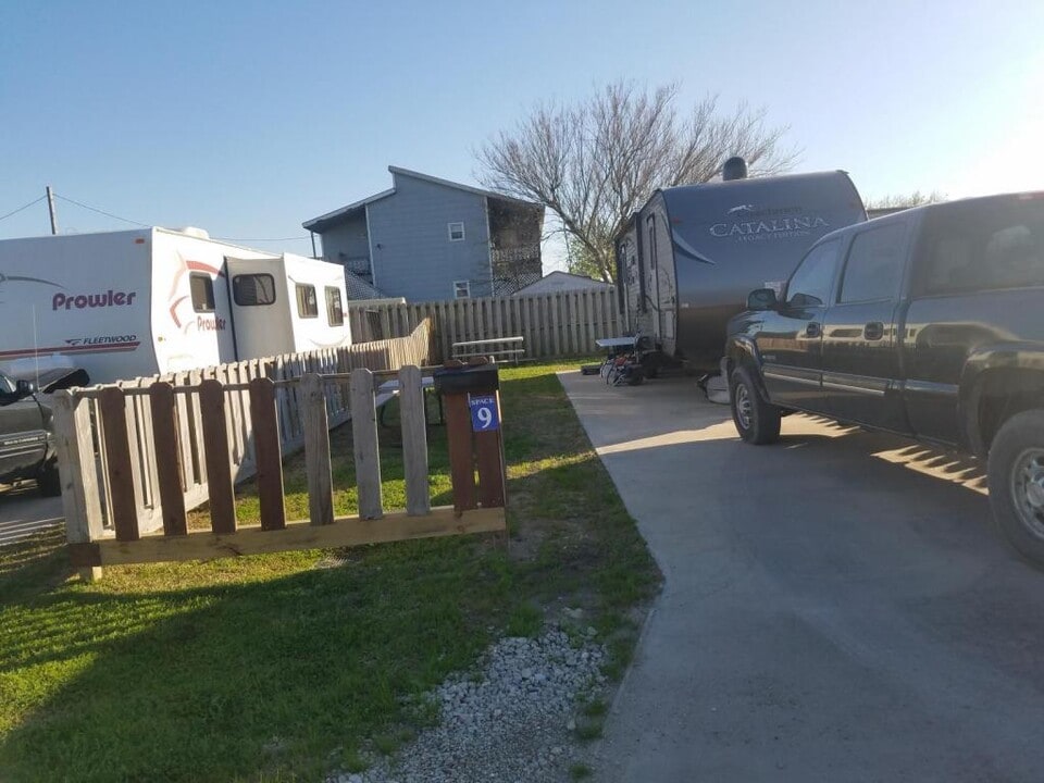 502 9th St in Dickinson, TX - Foto de edificio